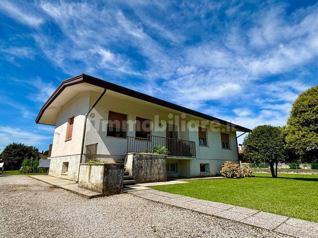 Villa de 3 dormitorios en Pordenone, Italy No. 395055