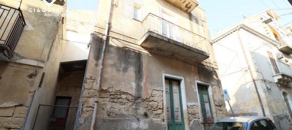 Casa de 4 habitaciónes en Palagonia, Italy No. 238989 2