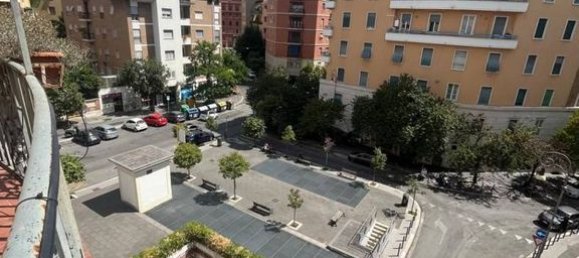 4 bedrooms Apartment in Rome, Italy No. 273973 3