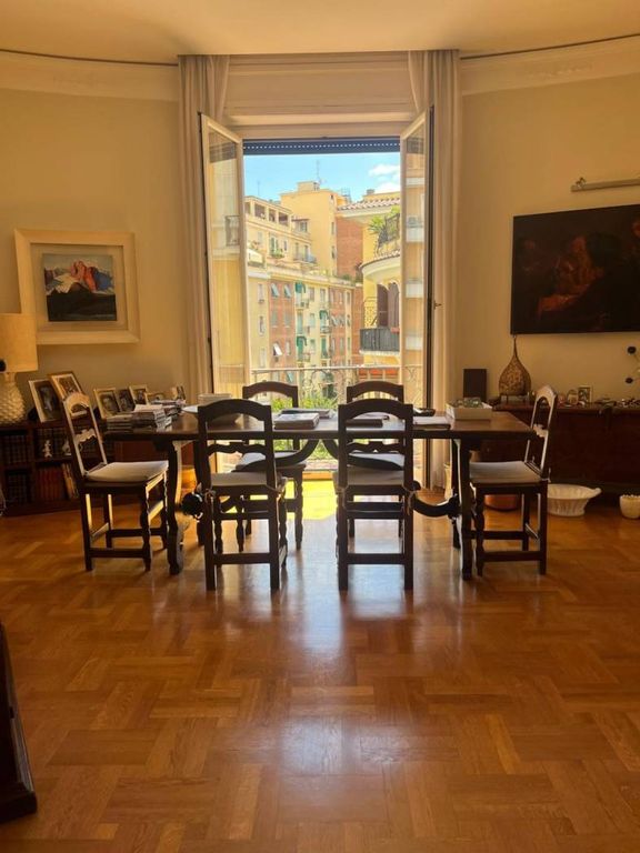 4 bedrooms Apartment in Rome, Italy No. 273973