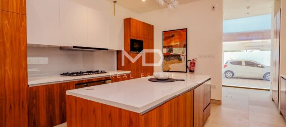 5 bedrooms Villa in Abu Dhabi, UAE No. 47582 35