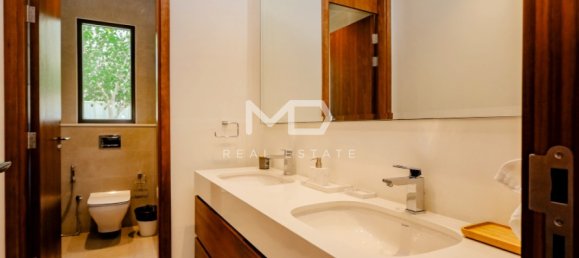 5 bedrooms Villa in Abu Dhabi, UAE No. 47582 8