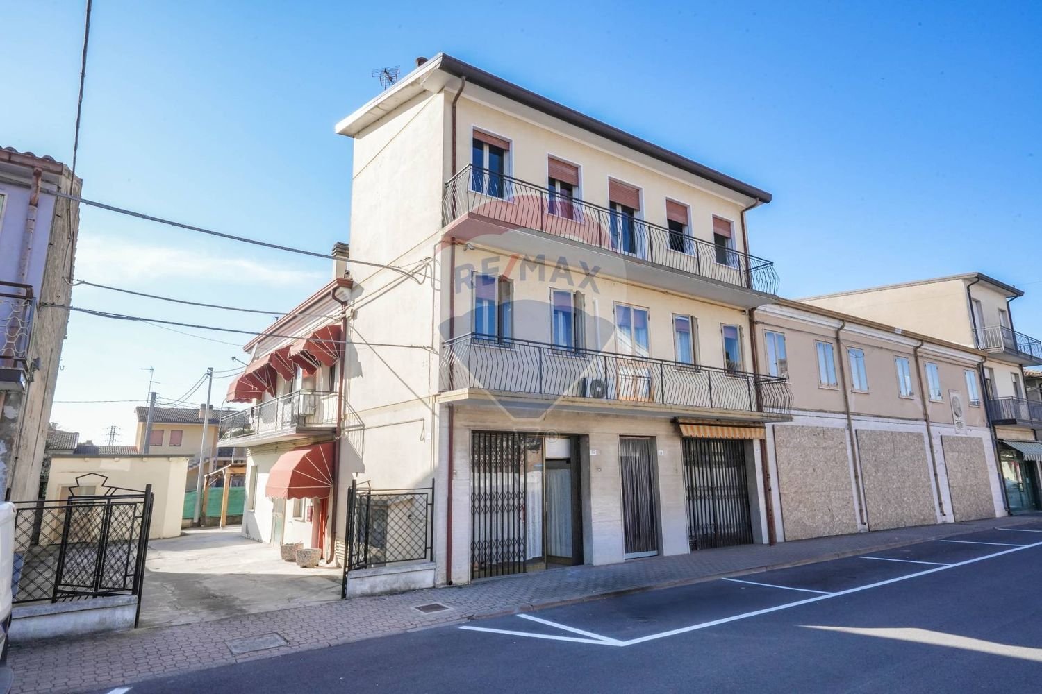 5 rooms House in Codigoro, Italy No. 109242