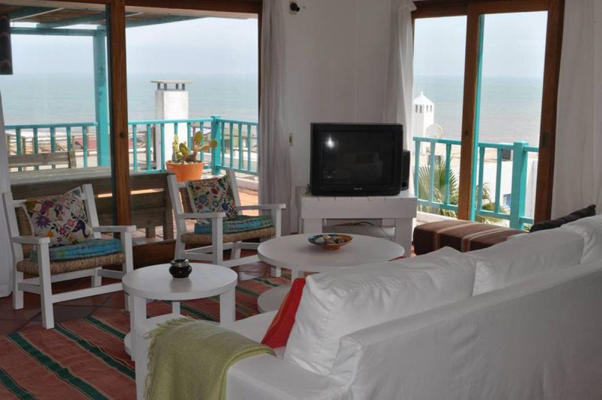 Casa de 3 dormitorios en Maldonado, Uruguay No. 2195