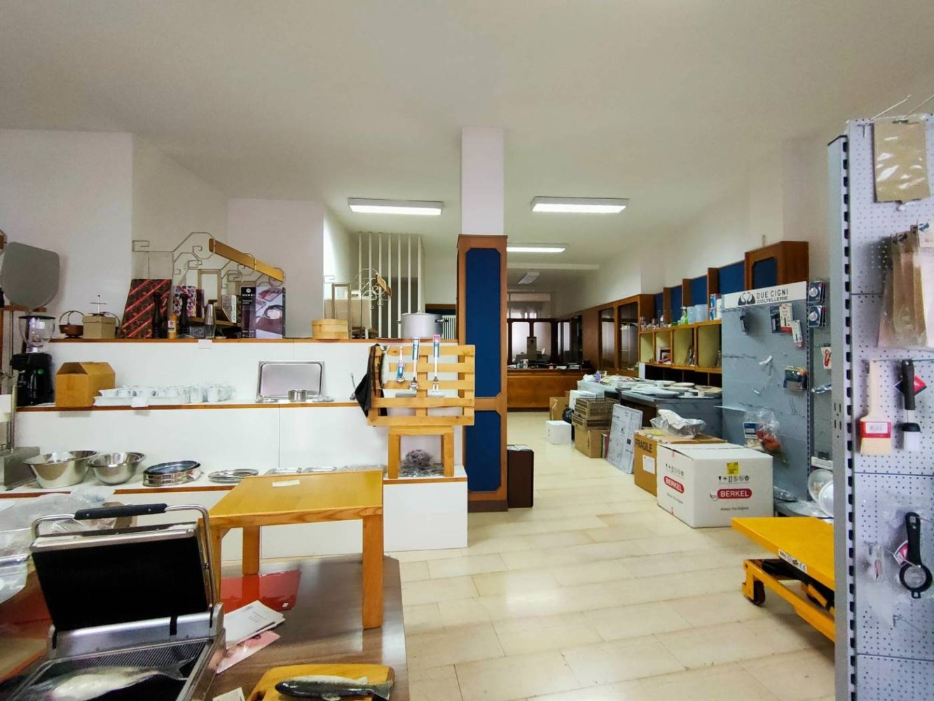 3 rooms Commercial property in Udine, Italy No. 111414