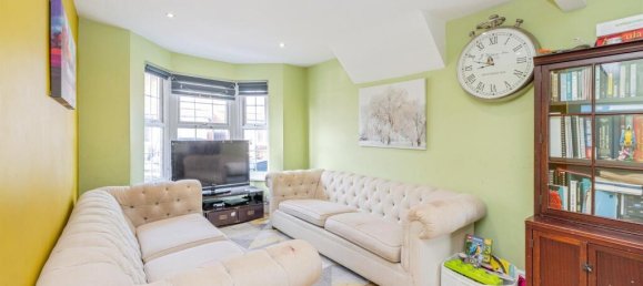 3 bedrooms House in Watford, United Kingdom No. 6049 3