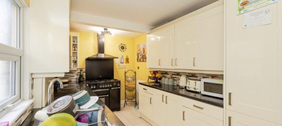 3 bedrooms House in Watford, United Kingdom No. 6049 24