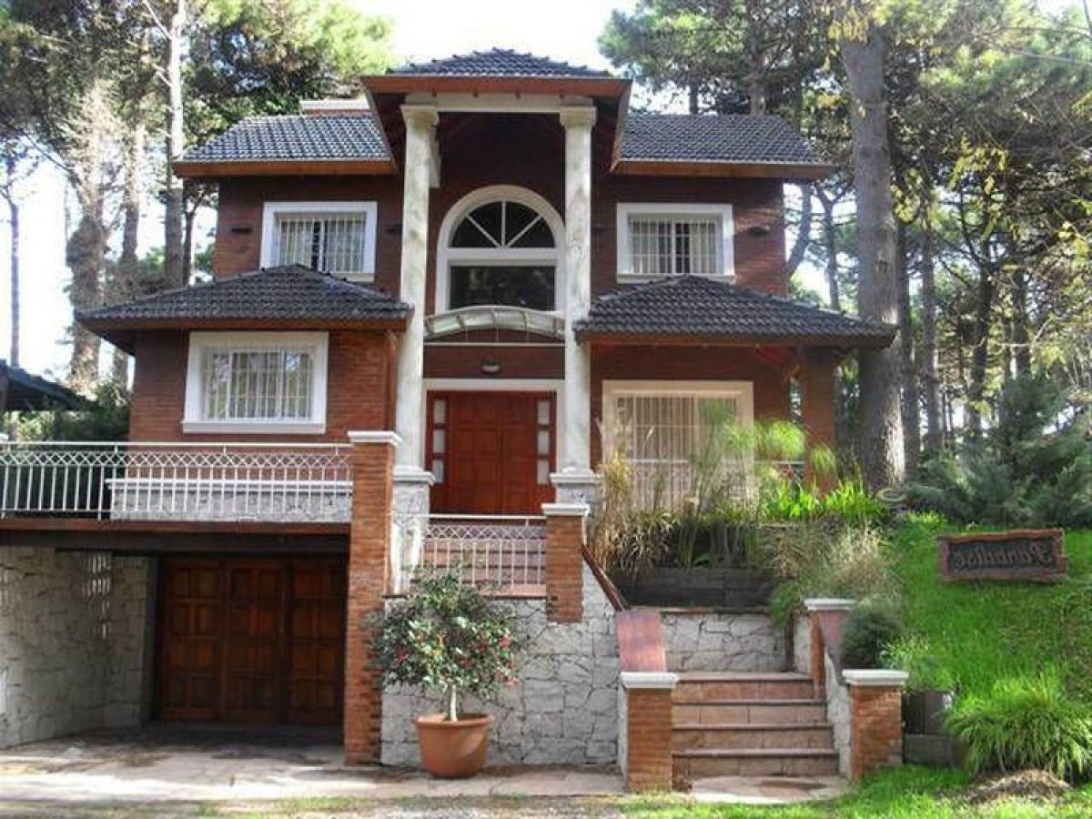 4 bedrooms House in Mar del Plata, Argentina No. 79996