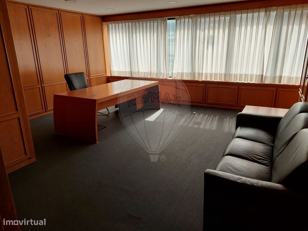 268m² Office in Lisbon, Portugal No. 181325