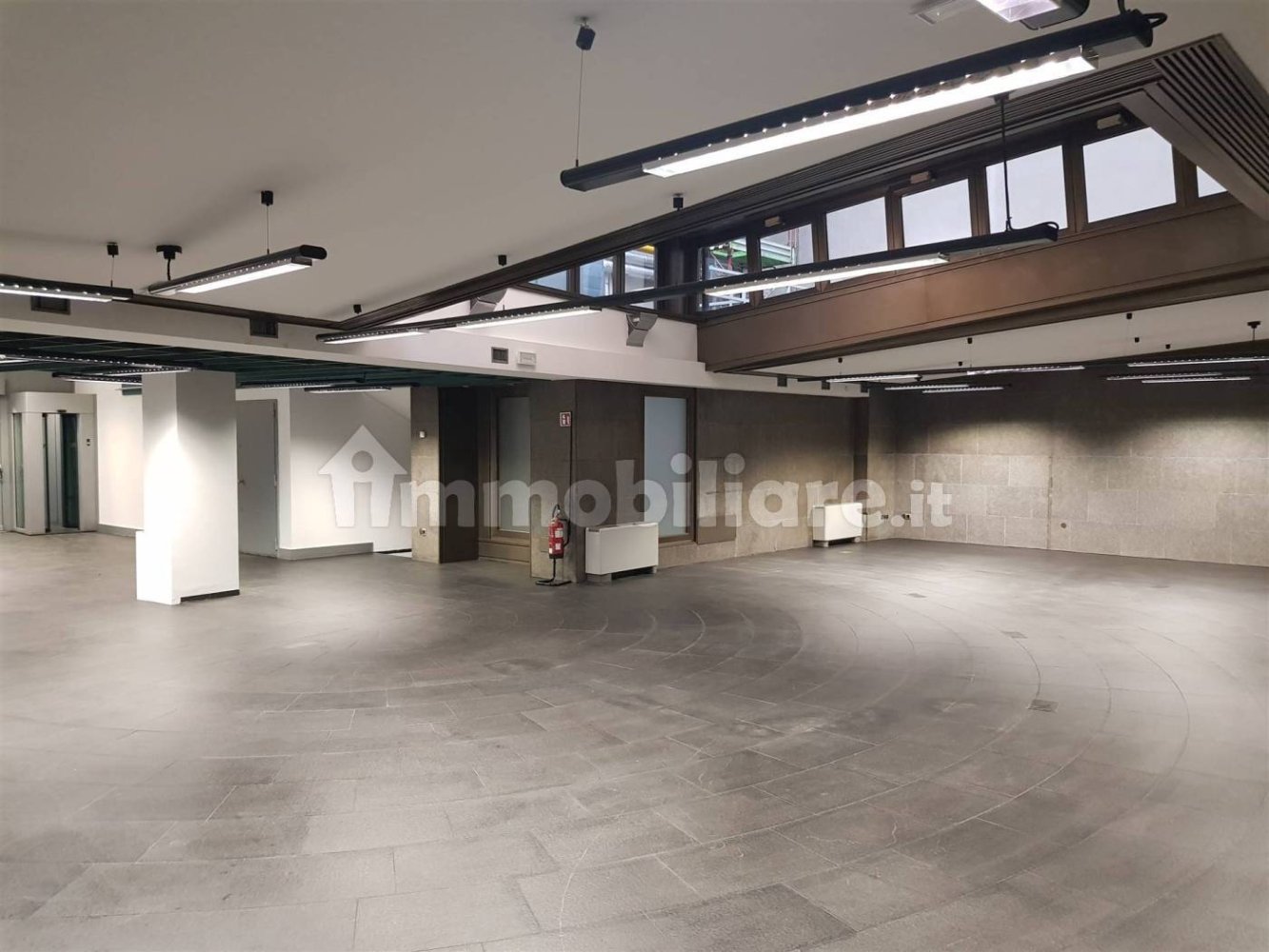 5 rooms Commercial property in Milan, Italy No. 378632