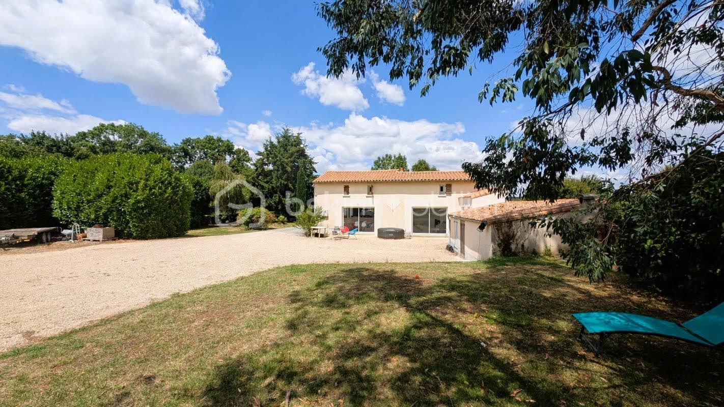 Casa de 3 dormitorios en Deux-Sevres, France No. 302627