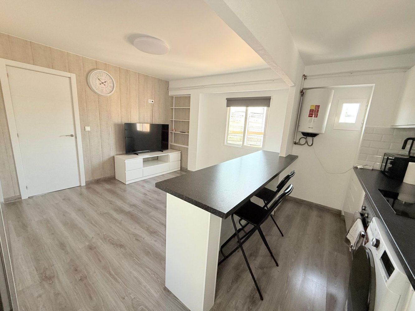 Apartamento de 3 dormitorios en Mislata, Spain No. 213907