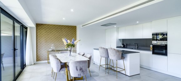 4 bedrooms Apartment in Estepona, Spain No. 153361 2