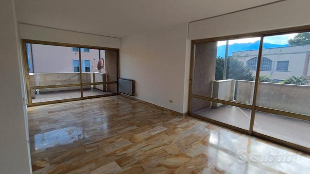 3غرفة شقة في Luino, Italy رقم 299522