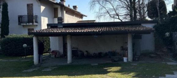 7 rooms Apartment in Erba, Italy No. 2837 2