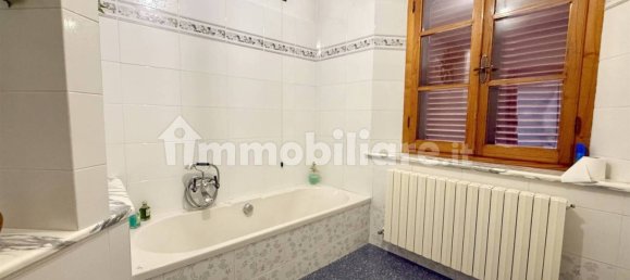 3 Schlafzimmer Villa in Barga, Italy, Nr. 164641 17