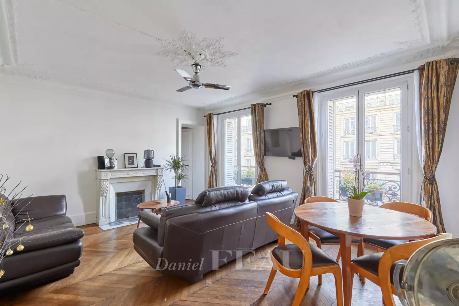 3 bedrooms Apartment in Paris, France No. 121699