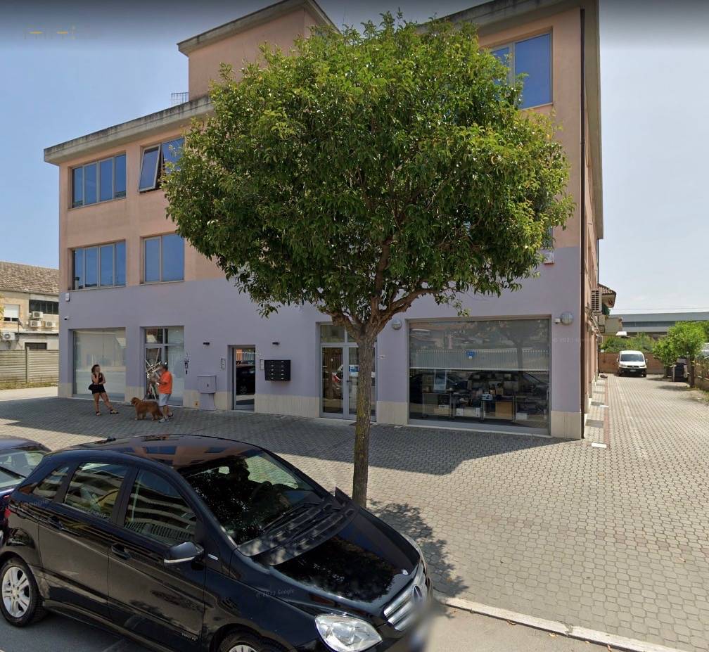 Propriété commerciale à San Benedetto del Tronto, Italy 260m² No. 105009
