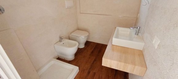 Квартира с 3 комнатами в Кастильоне делла Пеская, Италия № 215545 8