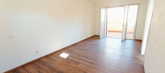 Квартира с 3 комнатами в Кастильоне делла Пеская, Италия № 215545 19