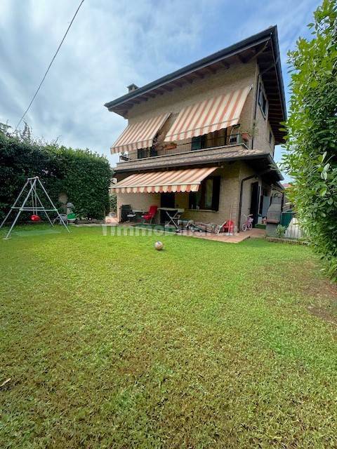 3 bedrooms Villa in Varese, Italy No. 89380