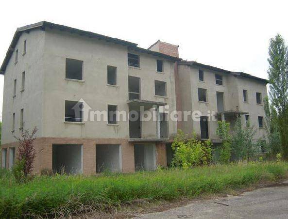 5 rooms Building in Cento, Italy No. 121683