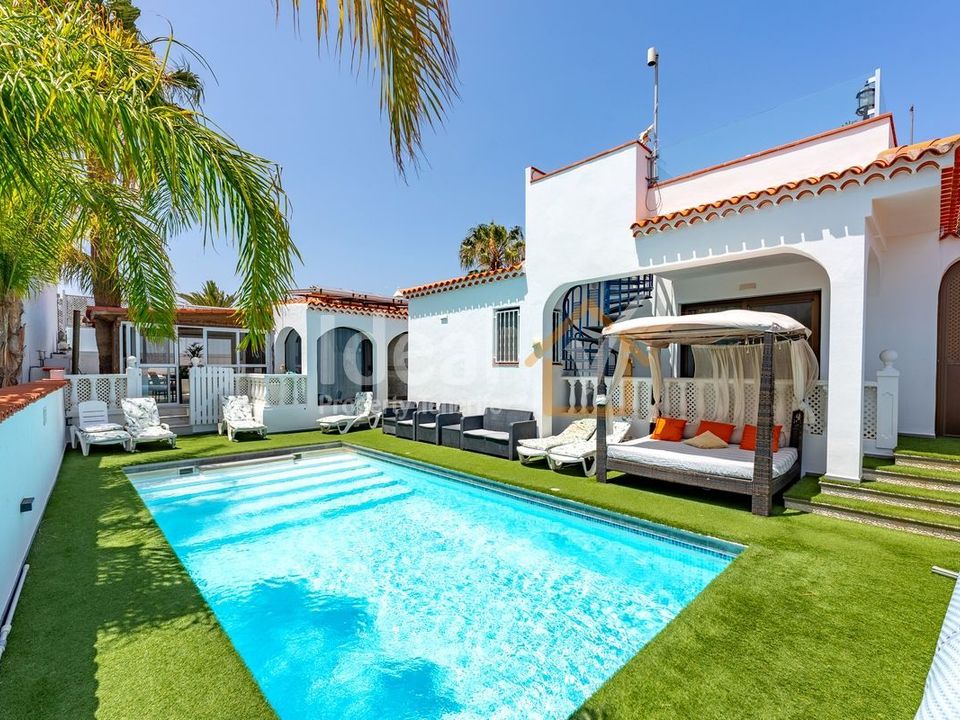 4 bedrooms Villa in San Miguel de Abona, Spain No. 278636