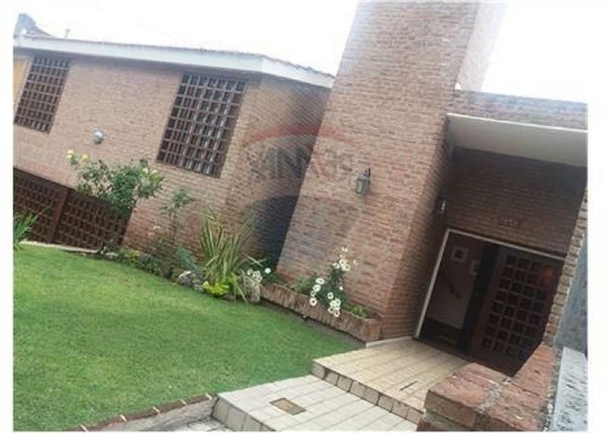 Casa de 4 dormitorios en Córdoba, Argentina No. 21378