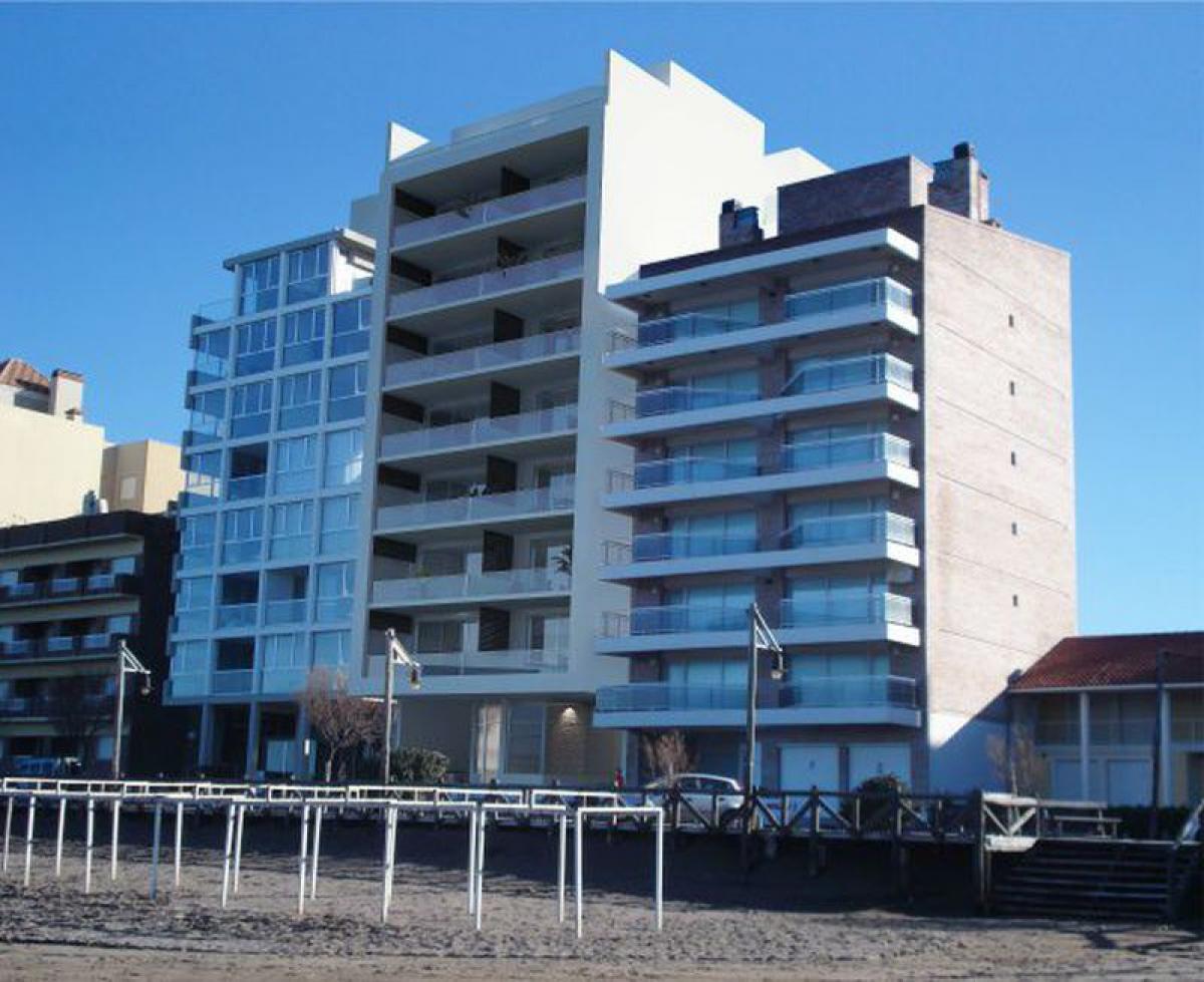 Apartamento de 3 dormitorios en Mar del Plata, Argentina No. 85240