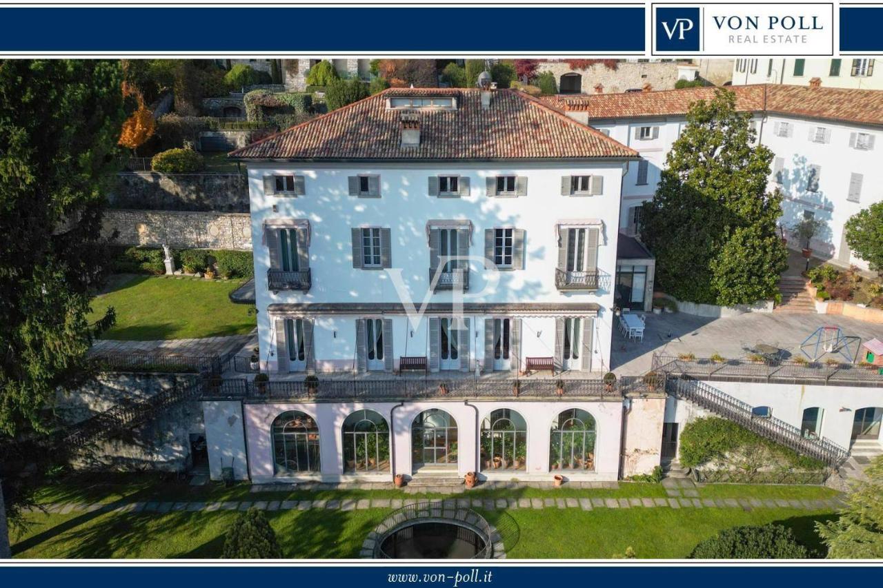 Villa de 40 divisões em Erba, Italy N.º 32300