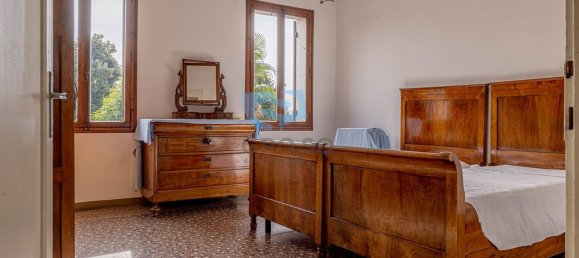 390m² Office in Istrana, Italy No. 381183 10