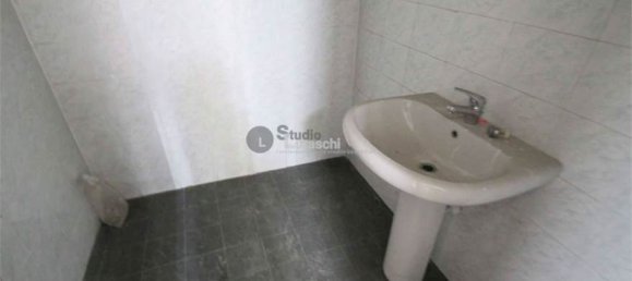 Коммерческая недвижимость с 2 комнатами в Бардзано, Италия № 75800 9