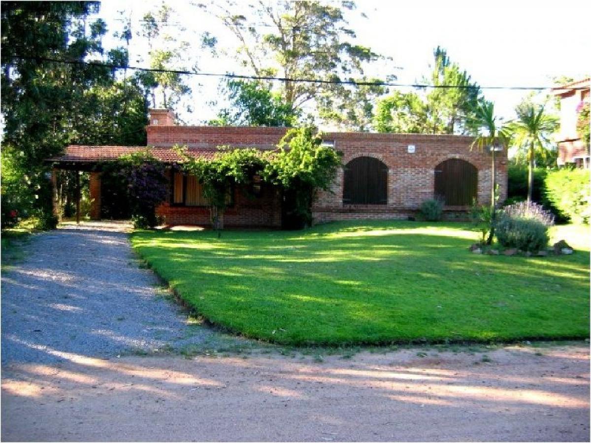 Casa de 3 dormitorios en Maldonado, Uruguay No. 7590