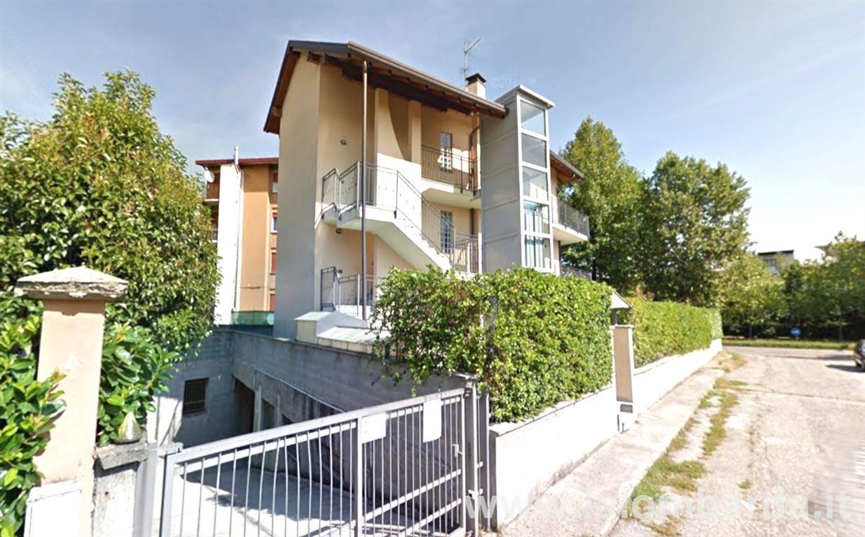 Garaje de 1 habitación en Monza, Italy No. 30215