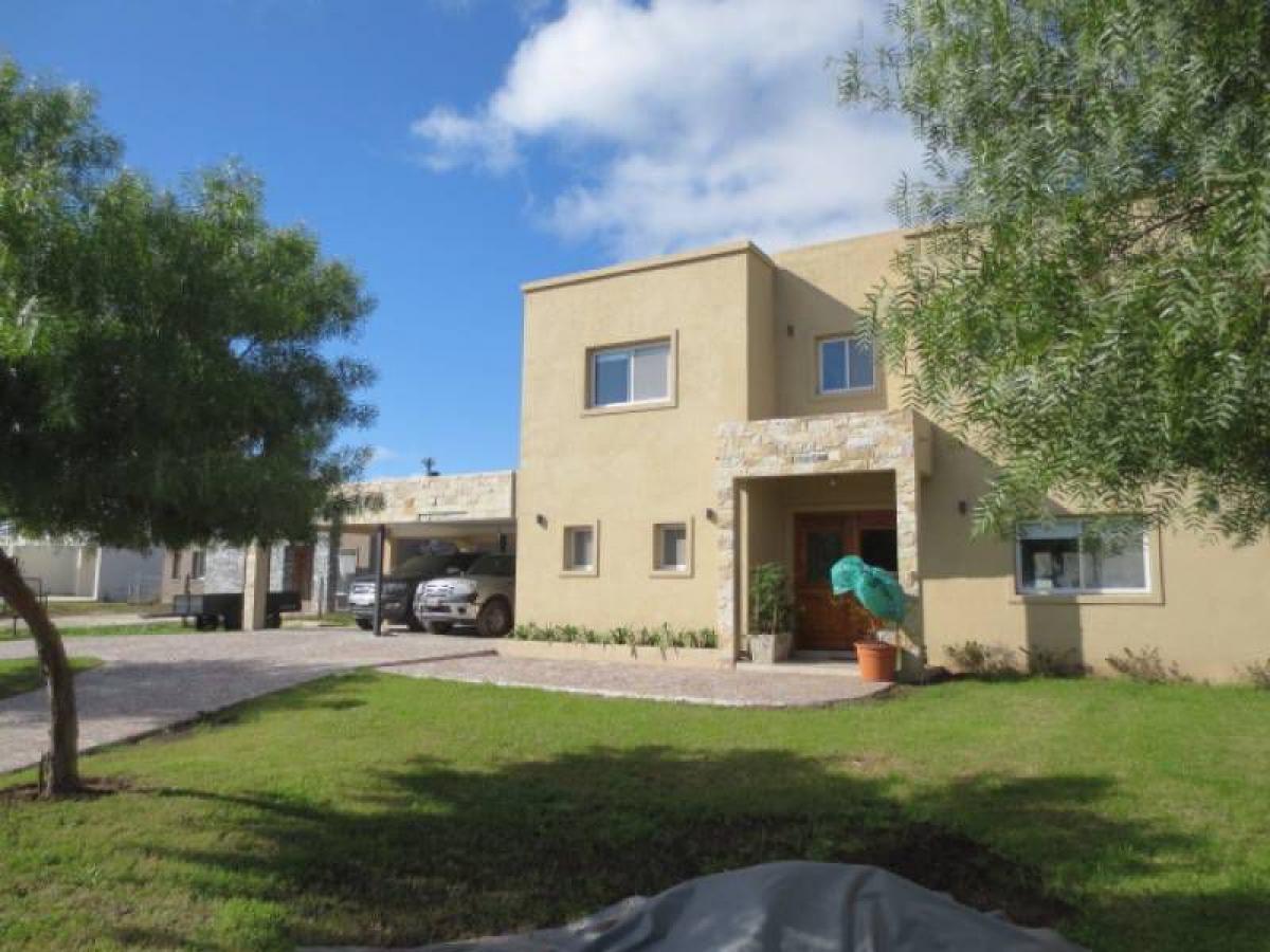 Casa de 4 dormitorios en Escobar, Argentina No. 54824