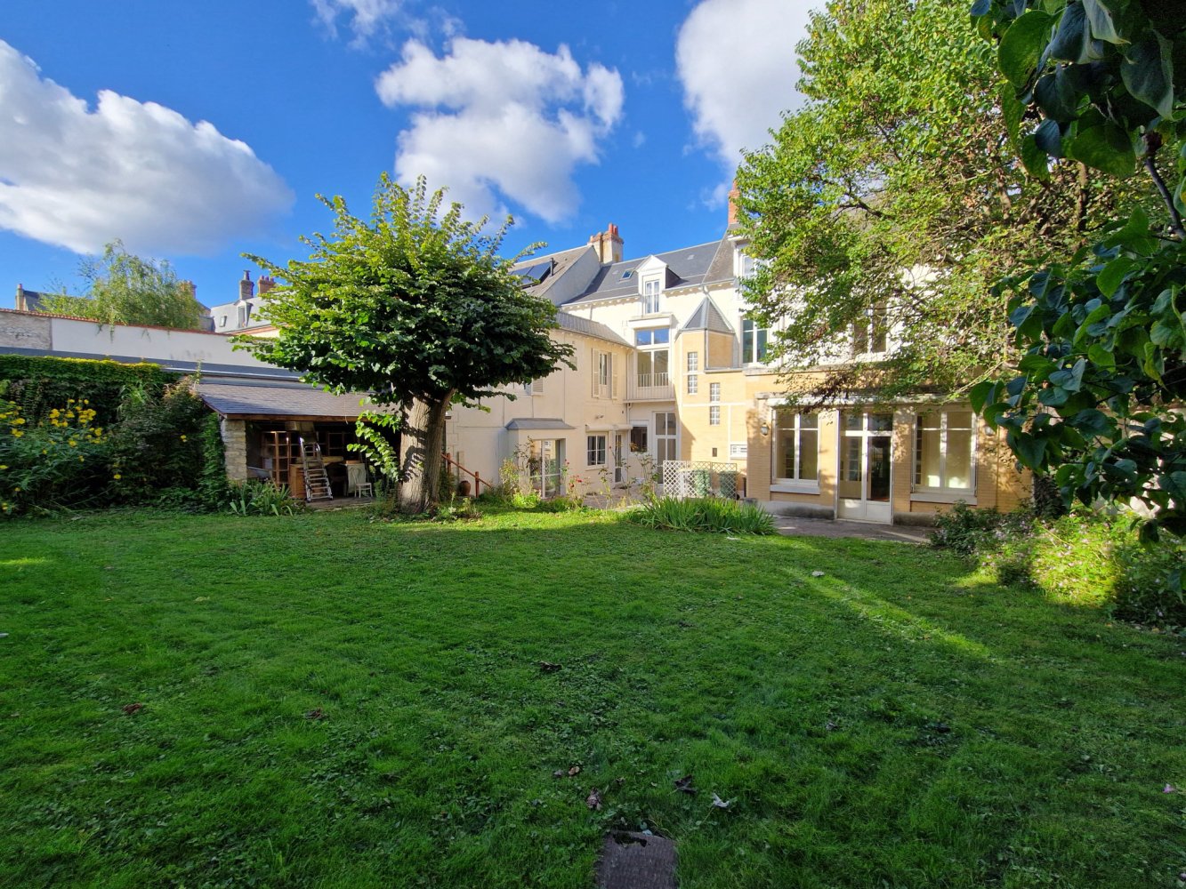 6 bedrooms House in Orleans, France No. 233933