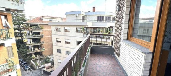 4 bedrooms Apartment in Rome, Italy No. 112403 9