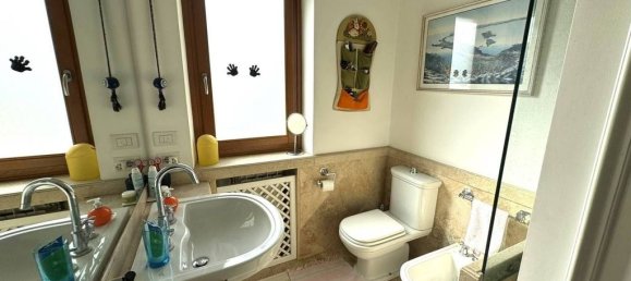 4 bedrooms Apartment in Rome, Italy No. 112403 12