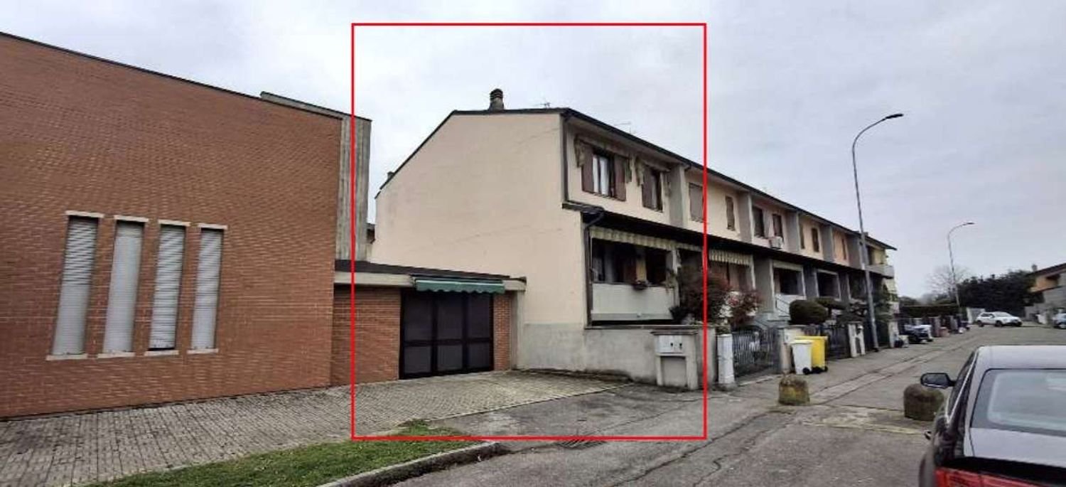 4 rooms House in Crema, Italy No. 313842