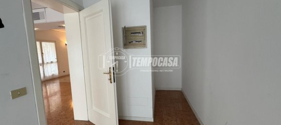 Apartamento de 3 dormitorios en Mirandola, Italy No. 192339 2