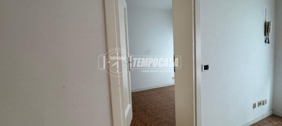 Apartamento de 3 dormitorios en Mirandola, Italy No. 192339 12