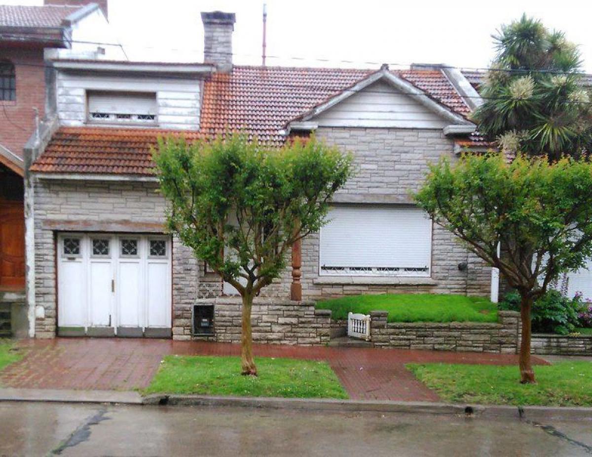 3 bedrooms House in Mar del Plata, Argentina No. 74290