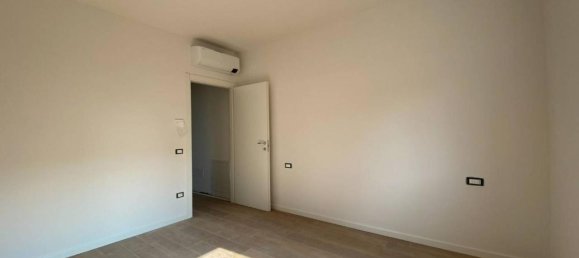 3 rooms Apartment in Casalecchio di Reno, Italy No. 129301 9