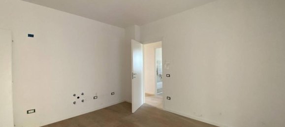 3 rooms Apartment in Casalecchio di Reno, Italy No. 129301 4