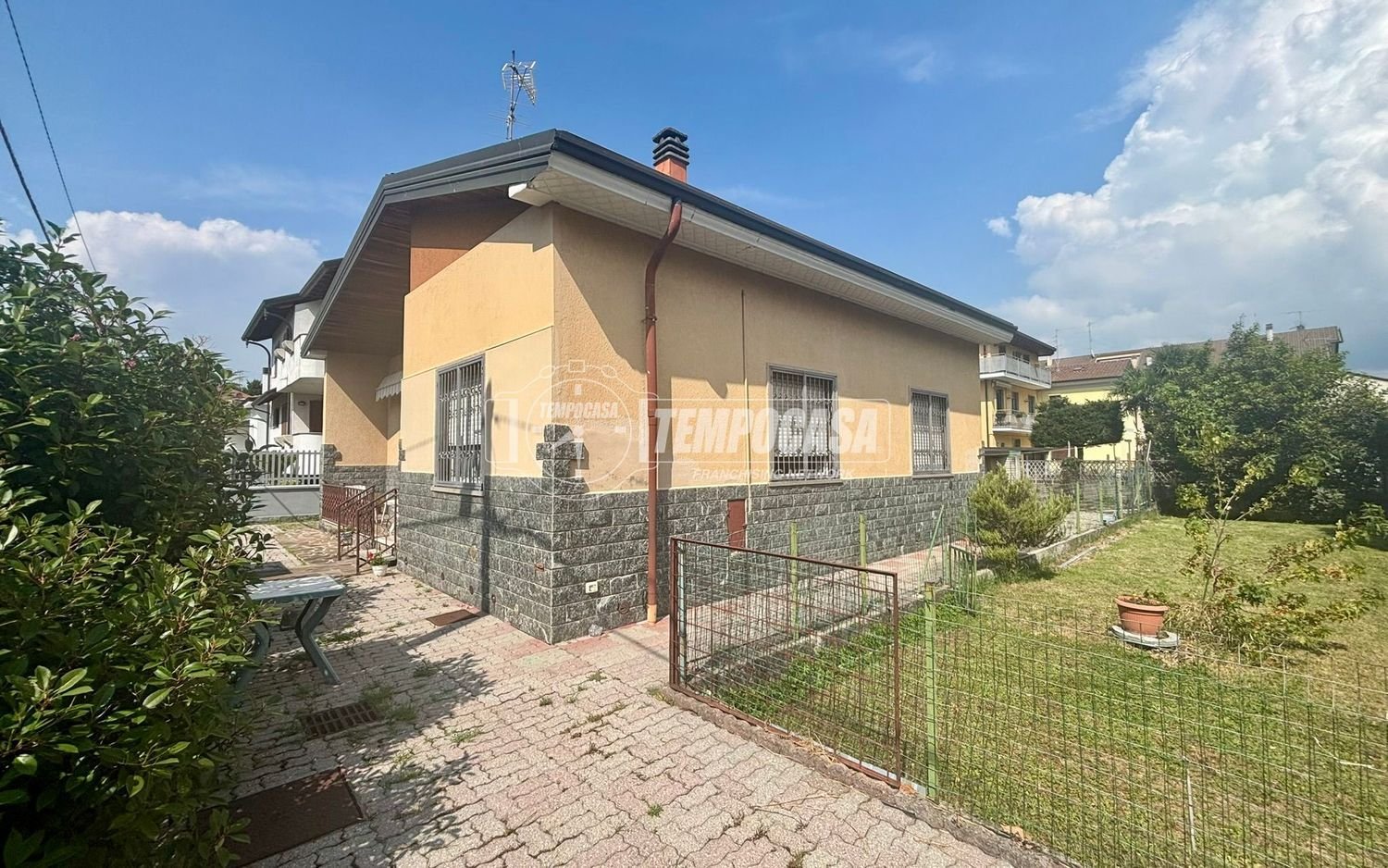 Villa de 3 habitaciónes en Cesano Maderno, Italy No. 269761