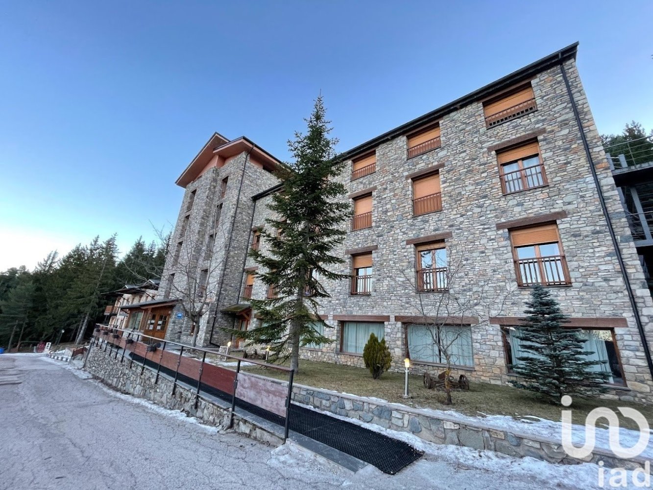 Propiedad comercial en La Molina, Spain 2731 m² No. 293229