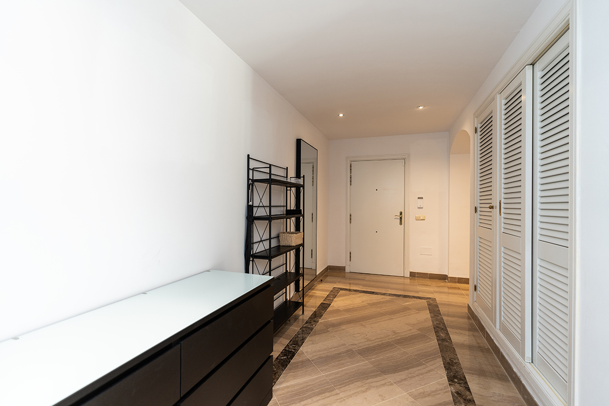 Apartamento de 3 dormitorios en Marbella, Spain No. 78795