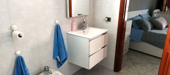 3-salle Appartement à Bari, Italy No. 33862 8