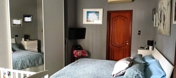 3-salle Appartement à Bari, Italy No. 33862 11