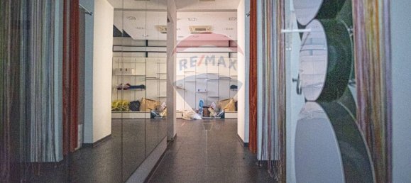 215m² Commercial property in Ragusa, Italy No. 138503 2